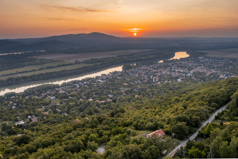 Tourism and residential project consisting of 50 wooden houses in a popular tourism region 45 minutes away from Budapest. Development partnership for luxury resort project in harmony with natural environment is ongoing.